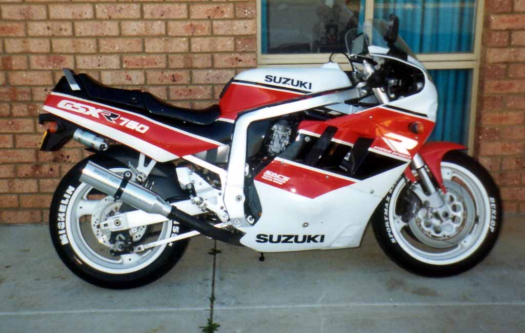 03 Suzuki GSX-R750 1990.jpg