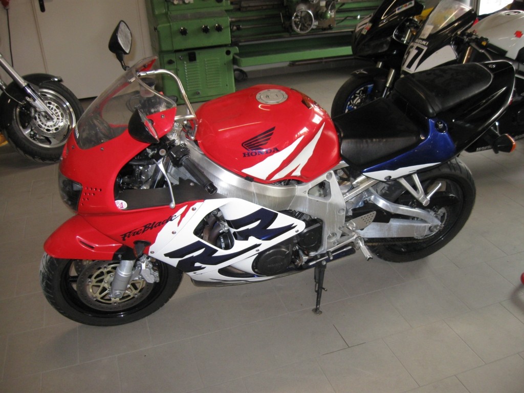 CBR 900 (99) 005.jpg